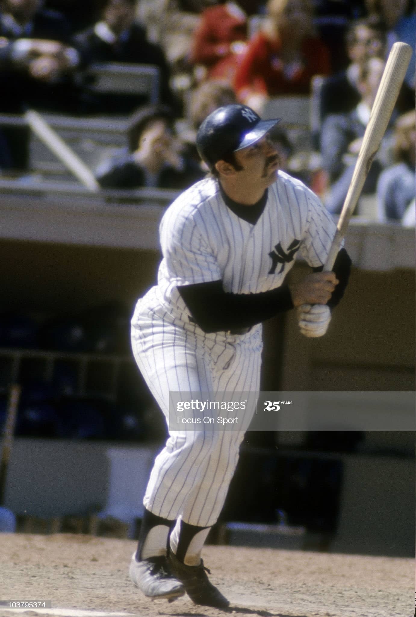 thurman munson hitting for the yankees in 1975