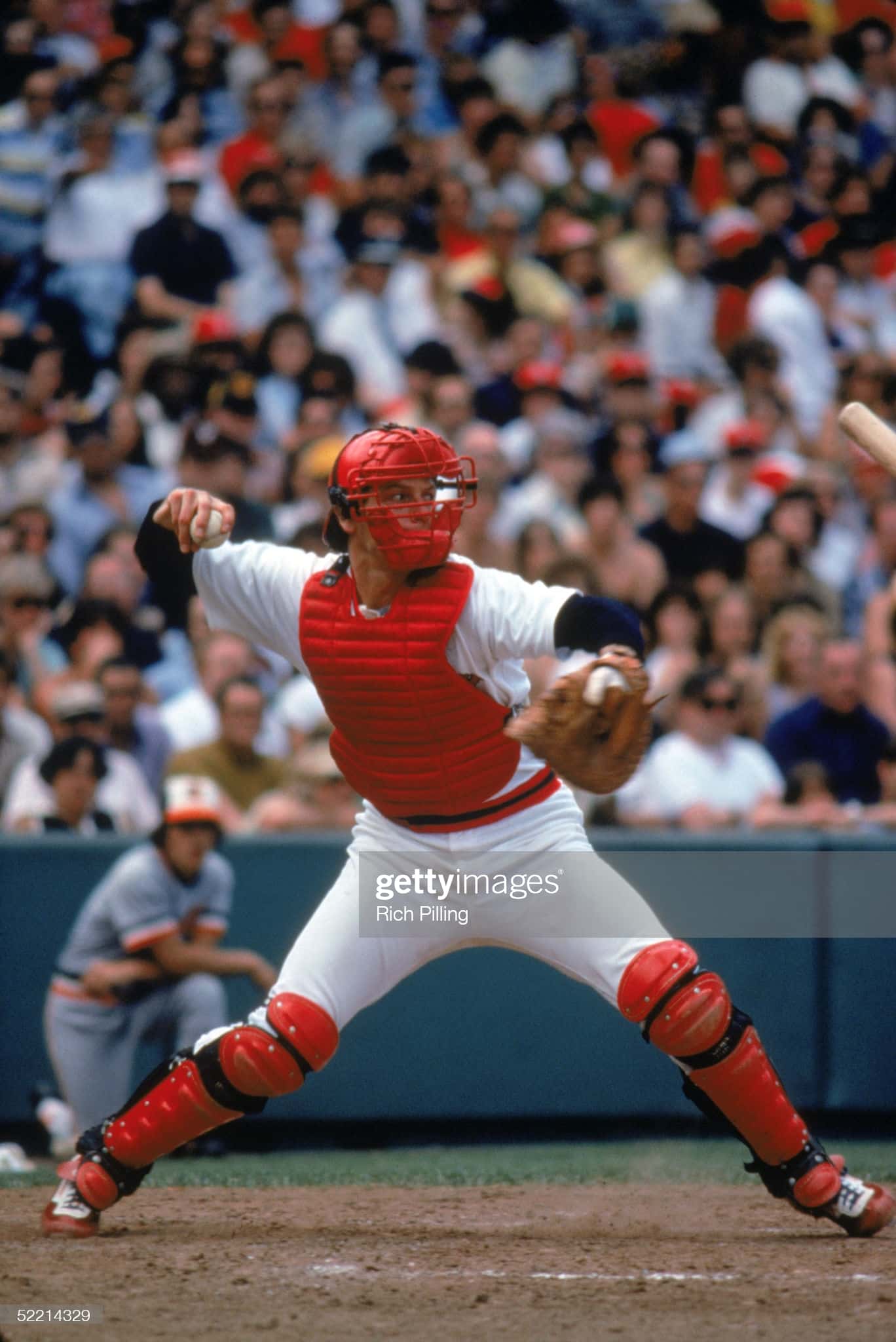 hall of fame catcher carlton fisk in 1978 throwing